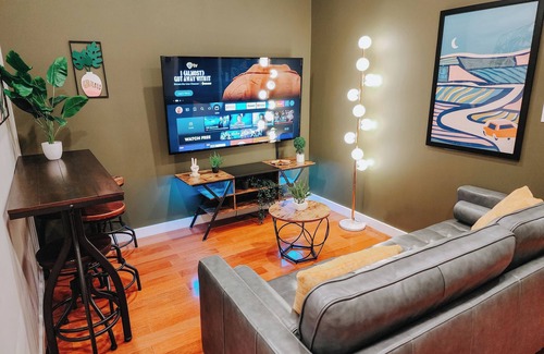 Market East Apartment | Deluxe/2 King Beds/65" TV/Jefferson Hospital