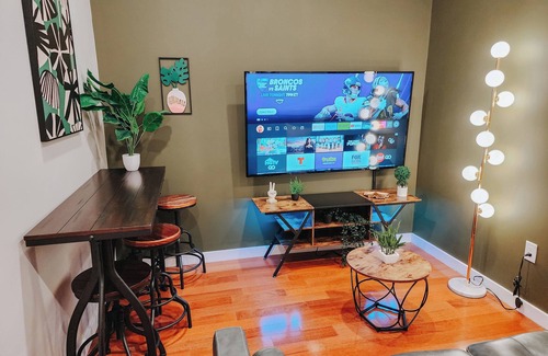 Market East Apartment | Deluxe/2 King Beds/65" TV/Jefferson Hospital