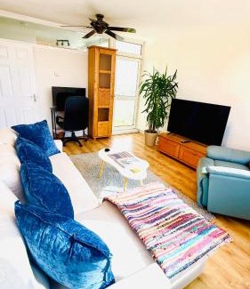 Oval Apartment | Deluxe 2B City View Appartment Zone 1