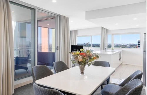 Kensington Apartment | Deluxe 2BR Defries Avenue, Zetland, New South Wales