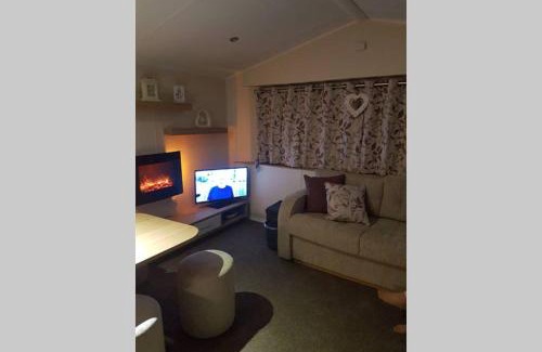 Blackpool House | Deluxe 3 bedroomed caravan on Marton Mere with CH DG and decking