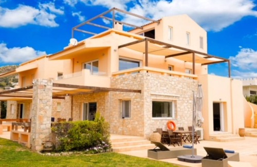 Anavyssos Villa | Deluxe 5 bdrm Villa w/Pool next to the beach