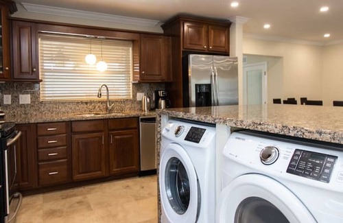 Dania Beach House | Deluxe 5BR & 3BA Home near Beach & Casino Heat Pool