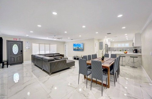 South Lake Villa | Deluxe 5BR/3BA Villa in Hollywood Lakes near Beach