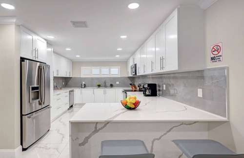 South Lake Villa | Deluxe 5BR/3BA Villa in Hollywood Lakes near Beach