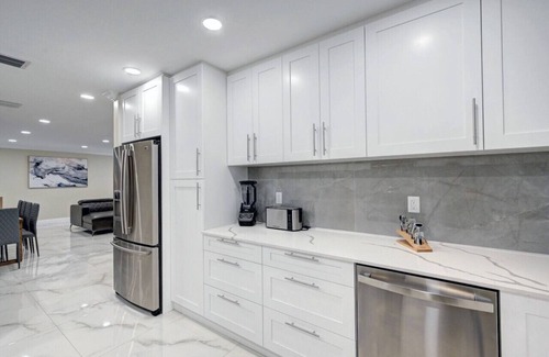 South Lake Villa | Deluxe 5BR/3BA Villa in Hollywood Lakes near Beach