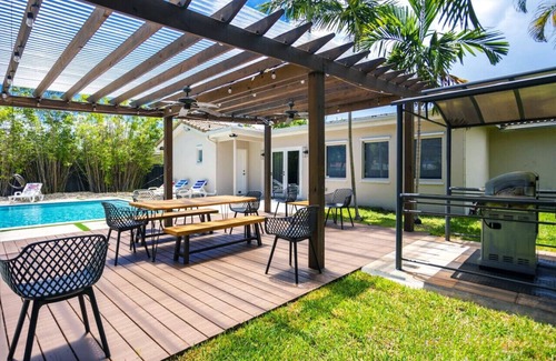 South Lake Villa | Deluxe 5BR/3BA Villa in Hollywood Lakes near Beach