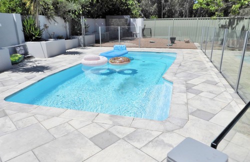 Forrestfield House | Deluxe A-class family home with swimming pool