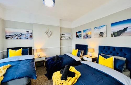 Westcliff-on-Sea Apartment | Deluxe Apartment in Southend-On-Sea for contractors, workers by Artisan Stays I Weekly or Monthly Stay Offer I Free Parking I Sleeps 5