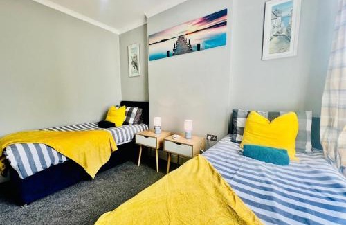 Westcliff-on-Sea Apartment | Deluxe Apartment in Southend-On-Sea for contractors, workers by Artisan Stays I Weekly or Monthly Stay Offer I Free Parking I Sleeps 5