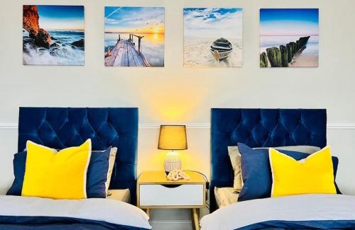 Westcliff-on-Sea Apartment | Deluxe Apartment in Southend-On-Sea for contractors, workers by Artisan Stays I Weekly or Monthly Stay Offer I Free Parking I Sleeps 5