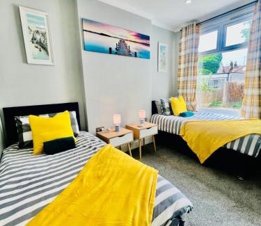 Westcliff-on-Sea Apartment | Deluxe Apartment in Southend-On-Sea for contractors, workers by Artisan Stays I Weekly or Monthly Stay Offer I Free Parking I Sleeps 5