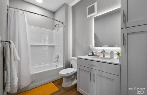 Rogers Apartment | Deluxe Apt, King Bed, Workspace, Gym, Free"p"