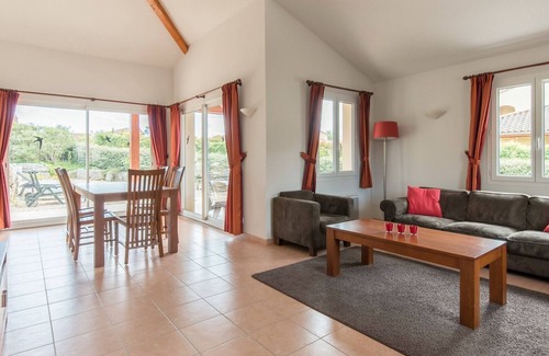 Vallon-Pont-d'Arc Villa | Deluxe Ardeche Villa | Villa de Steenen kamer | 3 Bedrooms | Shared Swimming Pool | Perfect for Fami