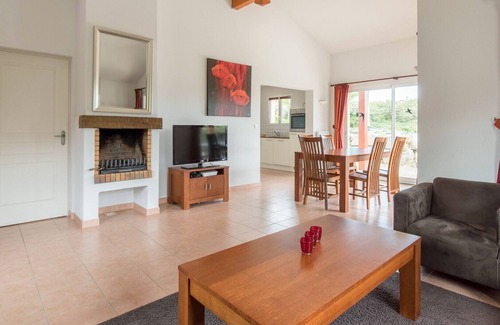 Vallon-Pont-d'Arc Villa | Deluxe Ardeche Villa | Villa de Steenen kamer | 3 Bedrooms | Shared Swimming Pool | Perfect for Fami