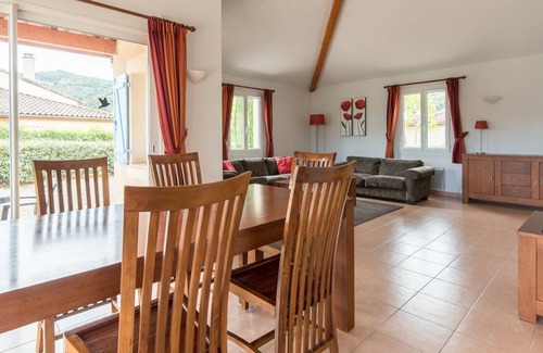 Vallon-Pont-d'Arc Villa | Deluxe Ardeche Villa | Villa de Steenen kamer | 3 Bedrooms | Shared Swimming Pool | Perfect for Fami