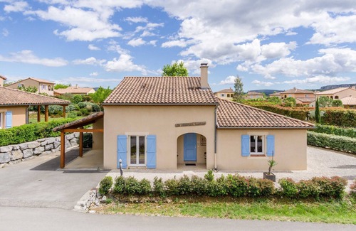 Vallon-Pont-d'Arc Villa | Deluxe Ardeche Villa | Villa de Steenen kamer | 3 Bedrooms | Shared Swimming Pool | Perfect for Fami
