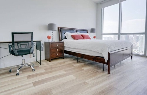 Edgewater Condo | Deluxe Biscayne Bay Penthouse w/ Parking & Balcony