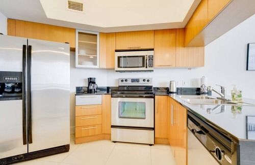 Edgewater Condo | Deluxe Biscayne Bay Penthouse w/ Parking & Balcony