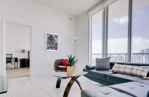 Edgewater Condo | Deluxe Biscayne Bay Penthouse w/ Parking & Balcony