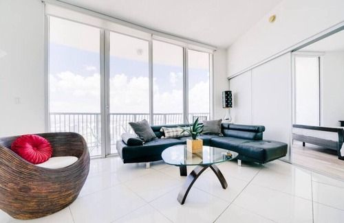 Edgewater Condo | Deluxe Biscayne Bay Penthouse w/ Parking & Balcony