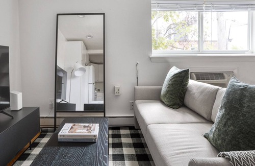 St. Elizabeth's Apartment | Deluxe Brighton Studio near Mission Park & Green Line, by Blueground