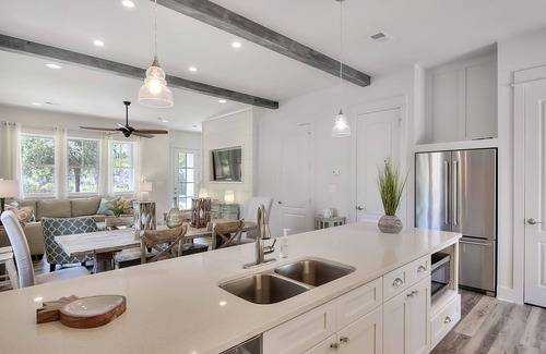 Treetop House | Deluxe Bunk Room. Across from Pool, Close to Beach, Great Kitchen, Bikes