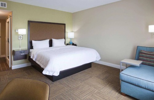 Roseville House | Deluxe & Cozy Room! An Oasis of Comfort & Elegance