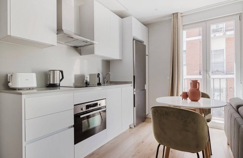 Cuatro Caminos Apartment | Deluxe Cuatro Caminos 2BR w/Elevator, walk to Sports, by Blueground