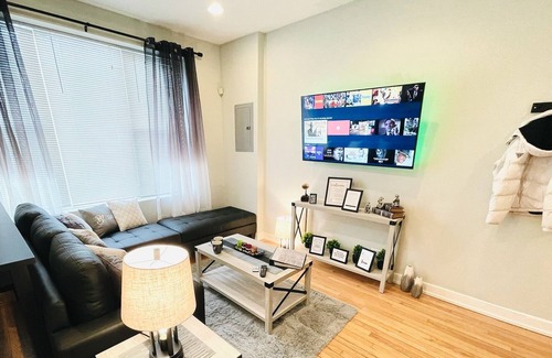 Tri-Taylor Apartment | Deluxe Den in Chicago