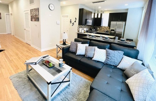 Tri-Taylor Apartment | Deluxe Den in Chicago
