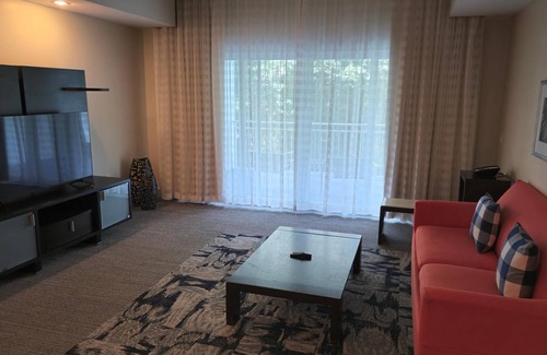 Doral Condo | Deluxe Doral Studio Sleeps 4, Kitchen, Pool