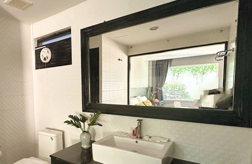 Chaweng City Center House | Deluxe Double bed, windows, shower, air con With Breakfast included