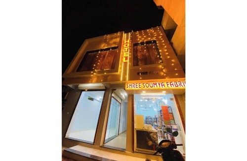 Maheshwar Apartment | Deluxe double premium room @ StayMore Non-AC