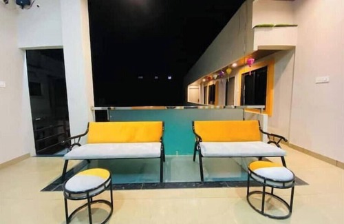 Maheshwar Apartment | Deluxe double premium room @ StayMore Non-AC