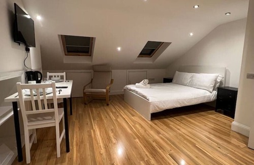 West Ham House | Deluxe Double Room with Shower