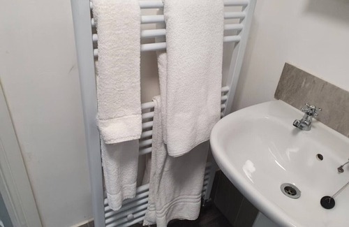 Huddersfield Bed & Breakfast | Deluxe Double Room With Ensuite4