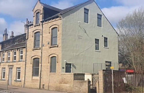 Huddersfield Bed & Breakfast | Deluxe Double Room With Ensuite3