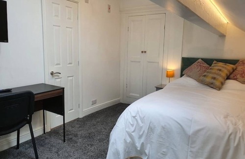 Huddersfield Bed & Breakfast | Deluxe Double Room With Ensuite7