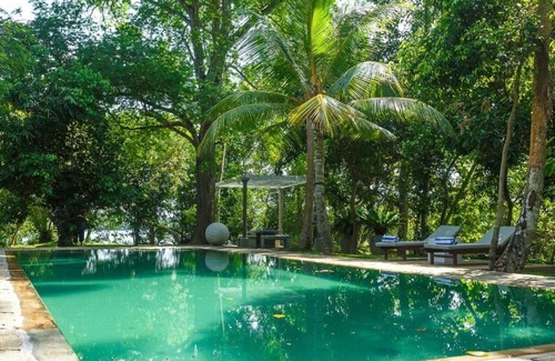 Hikkaduwa Villa | Deluxe Double Room with Garden View - MO River House Luxury Villann