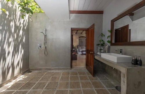 Hikkaduwa Villa | Deluxe Double Room with Garden View - MO River House Luxury Villann