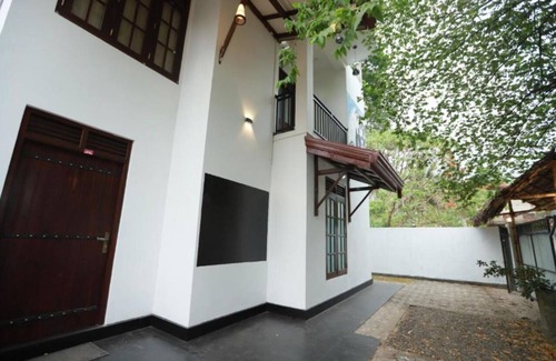 Weligama Hotel | Deluxe Double Room with Balcony 1/1 person - Surfside Retreat Weligama