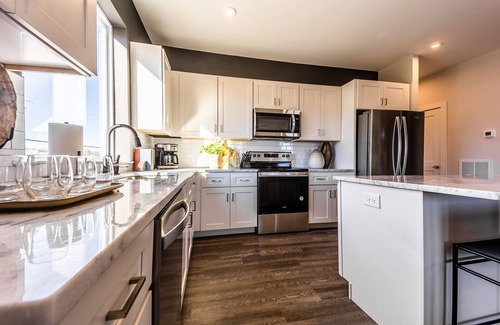 Whitebridge House | Deluxe Duet - 2 Homes - Mins to Broadway