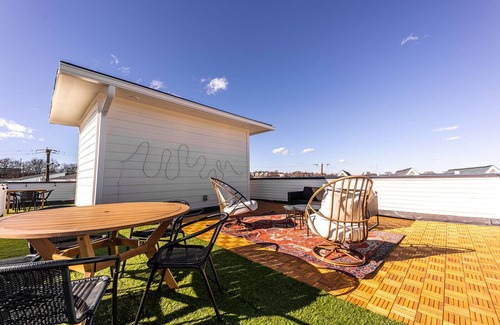 Whitebridge House | Deluxe Duet - 2 Homes - Mins to Broadway