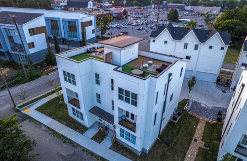 Whitebridge House | Deluxe Duet - 2 Homes - Mins to Broadway