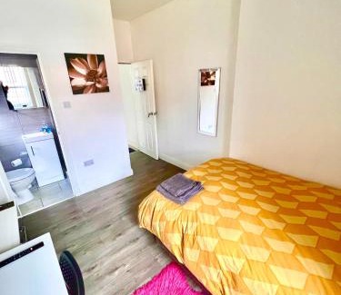 Coventry House | Deluxe En-suite room in CV1