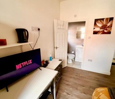 Coventry House | Deluxe En-suite room in CV1