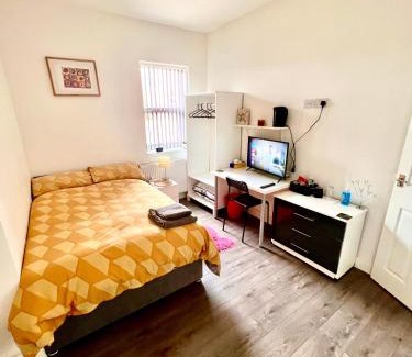 Coventry House | Deluxe En-suite room in CV1