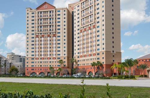Florida Center Villa | Deluxe Family-Friendly Villa w/ WiFi, Resort Pool & Free Theme Park Shuttle