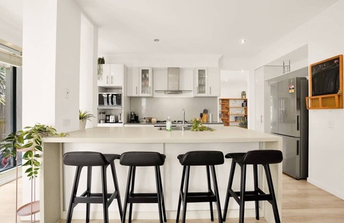 Burwood House | Deluxe Family Montpellier Gardens Estate - Burwood